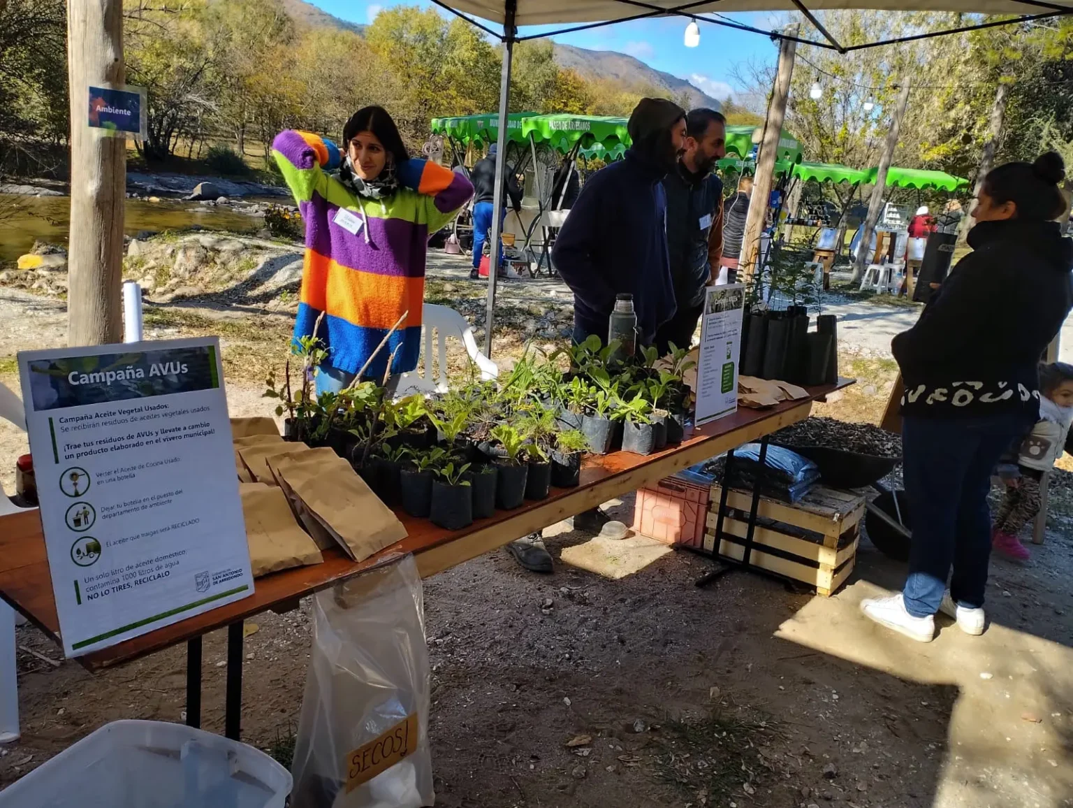 San-Antonio-Paseo-de-Artesanos-y-Productores-con-servicios-municipales-3