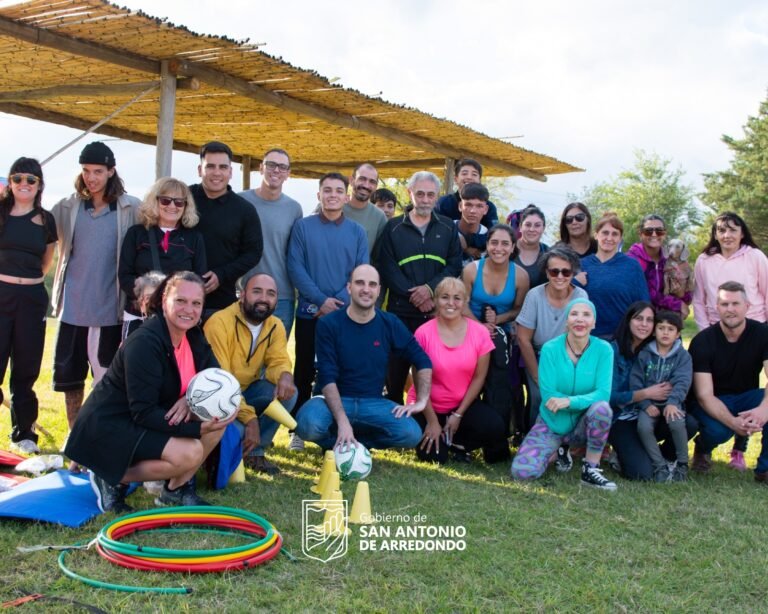 San Antonio de Arredondo recibió al Programa MANOS con la entrega de materiales deportivos