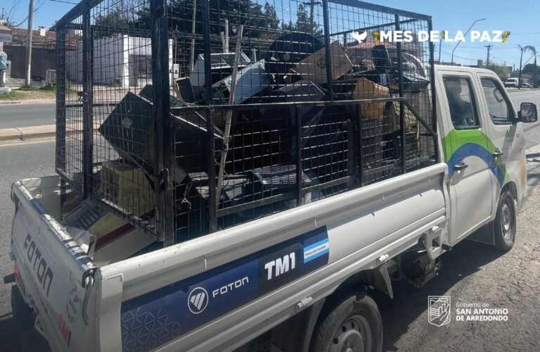 Transformando la basura electrónica en oportunidades para la comunidad
