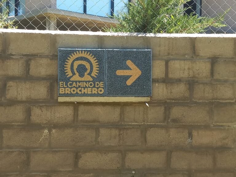 La Provincia avanza con la instalación de monolitos y señalización del “Camino de Brochero”